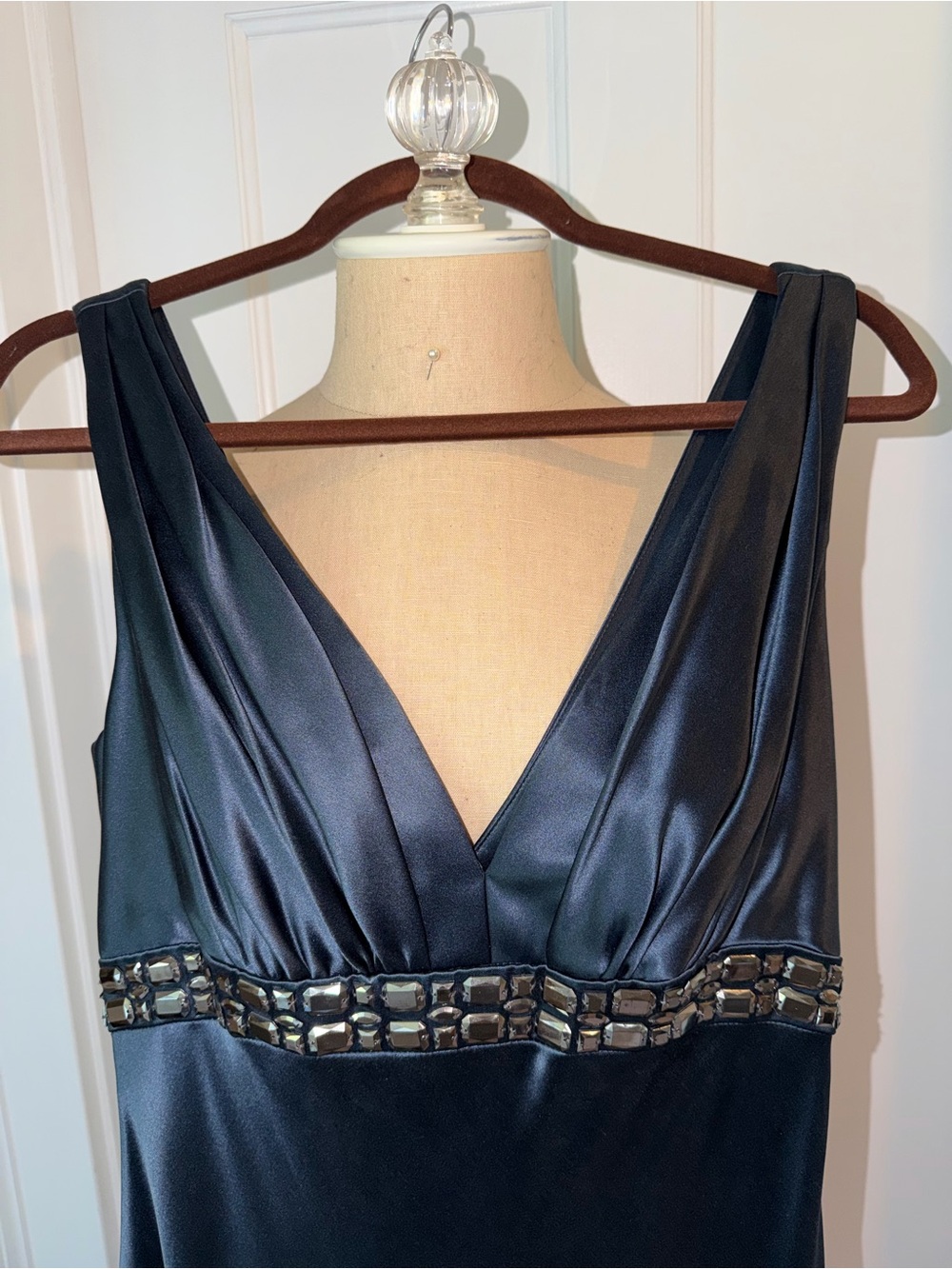 Carmen Marc Valvo Elegant Ocean Blue Satin Evening Gown with Appliques - Picture 3 of 7